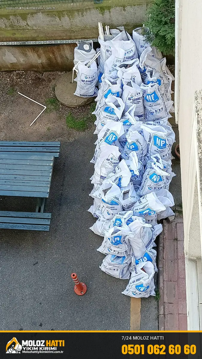 Moloz Hattı ekibi: Bahçede toplanan çuvallı moloz