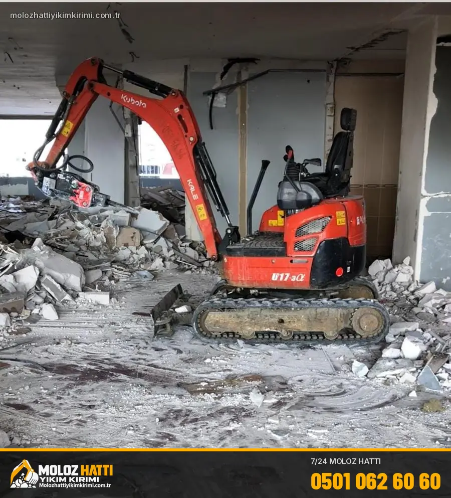 Moloz Hattı ekibi: Bina içinde mini ekskavatörle beton kırımı