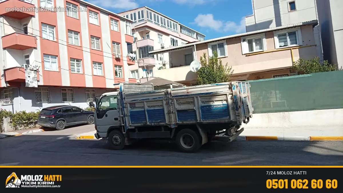Moloz Hattı ekibi: Damperli kamyonla moloz taşıma
