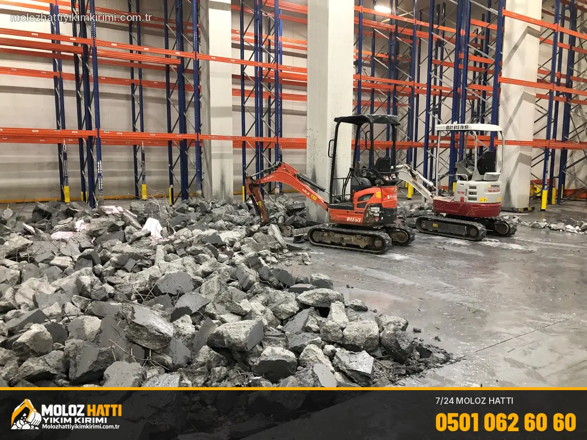 Moloz Hattı ekibi: Depo zemininde mini ekskavatörle beton kırımı