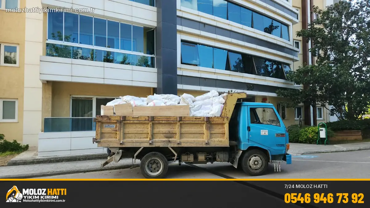 Çuvallı moloz kamyona yükleniyor