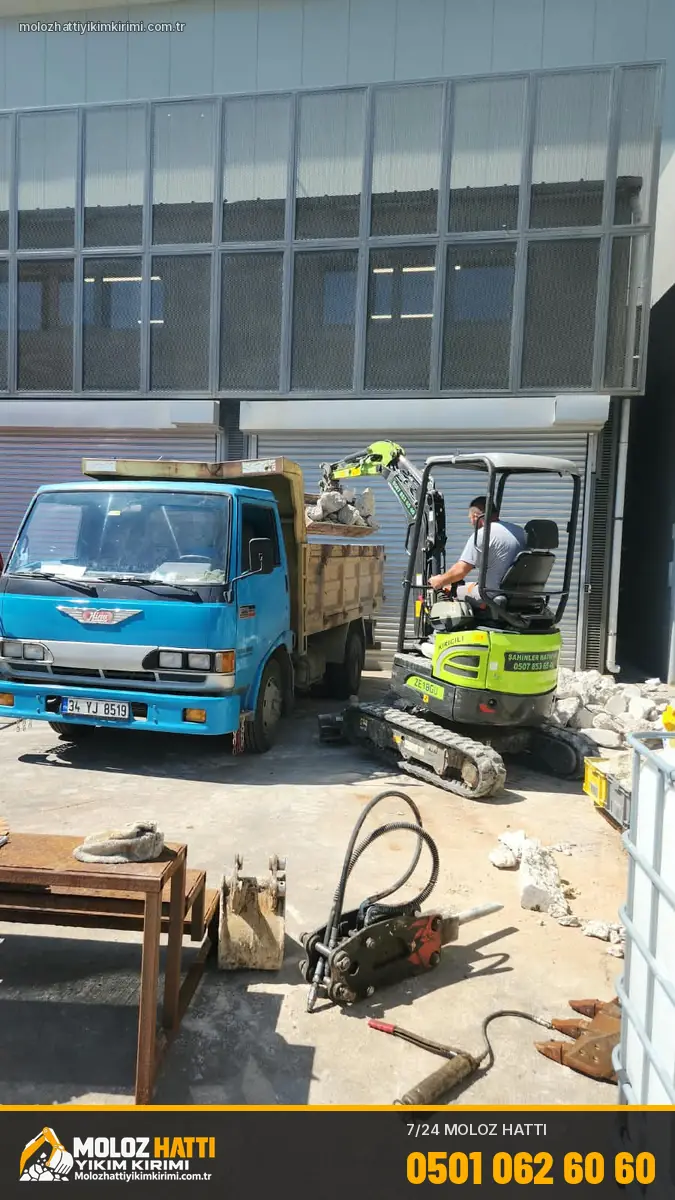 Moloz Hattı ekibi: Sanayi binasında mini ekskavatörle kamyona moloz yükleme