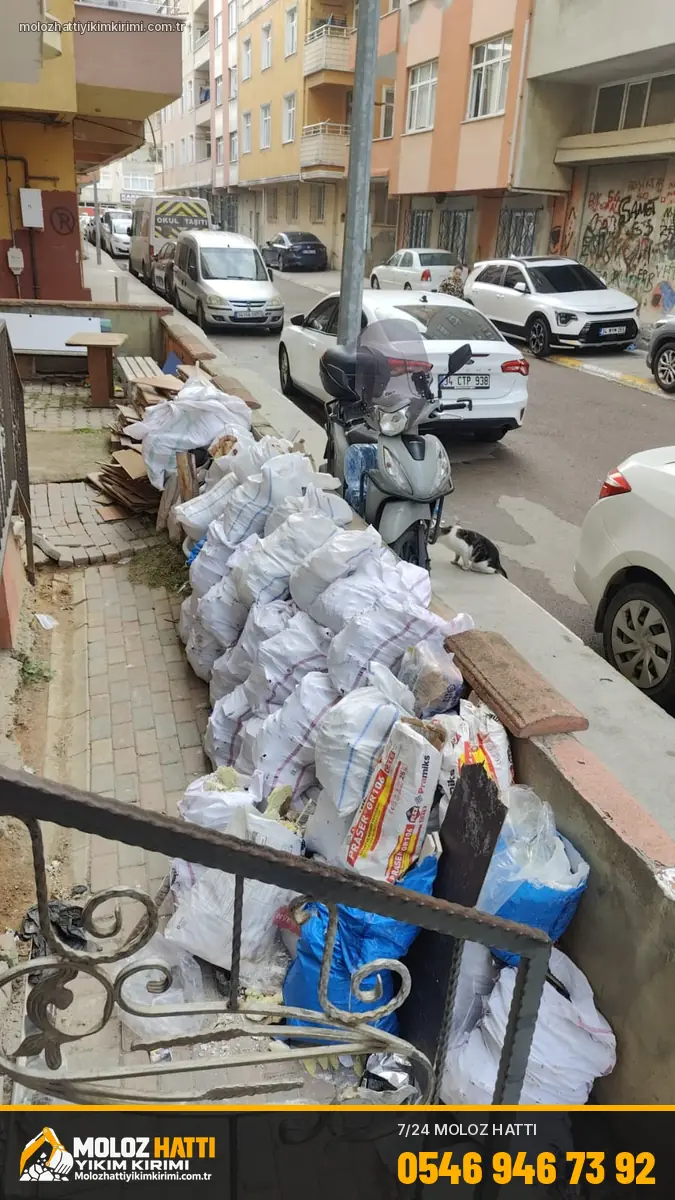 Moloz Hattı ekibi: Daire tadilatından çıkan çuvallı moloz