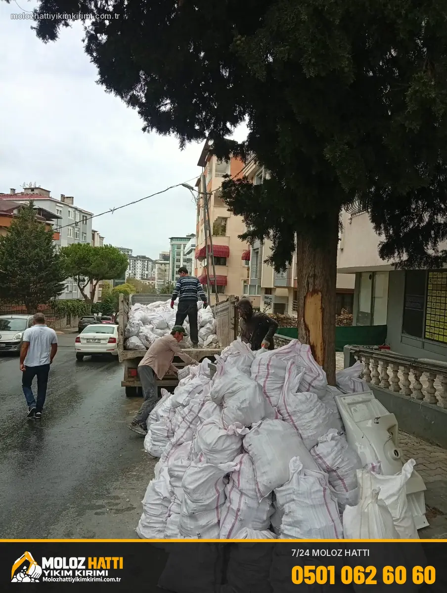 Moloz Hattı ekibi: Ekibimiz çuvallı molozu araca yüklüyor