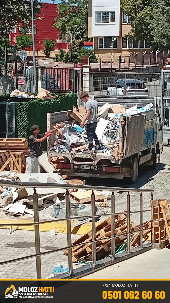Moloz Hattı ekibi: Tadilat söküm atıklarının kamyona yüklenmesi